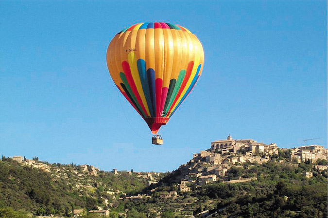 montgolfière au-dessus de Gordes