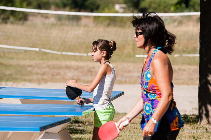 activité ping-pong entre adultes et enfants