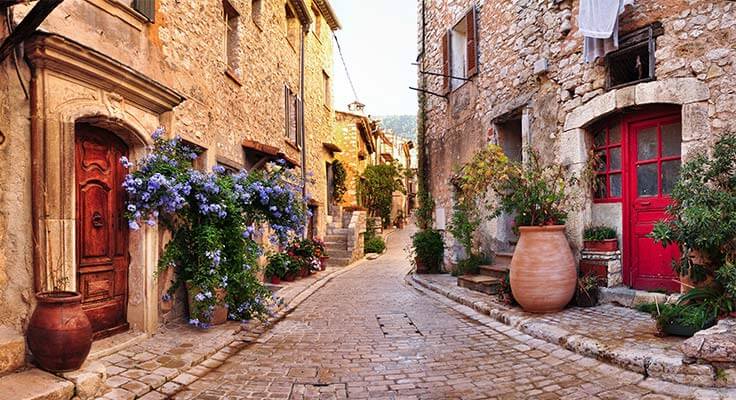 ruelles pavées d'un village provençal en Luberon