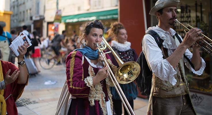 Animation dans les rues pendant le Festival d'Avignon